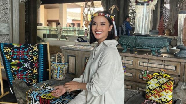 Cekricek.id - Ririn Ekawati merasa jadi gadis kembali saat mengenang masa lalu ketika dihadapkan dengan berbagai kerajinan dari daerah asalnya