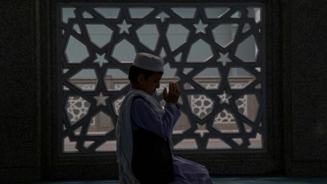 Cekricek.id - Kali ini Ustaz Adi Hidayat memberikan penjabaran apakah boleh mengulang salat fardu, karena merasa kurang khusyuk