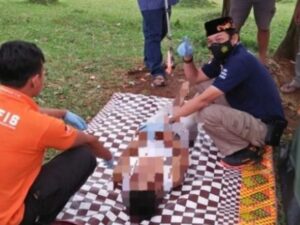 Sepasang kekasih bukan suami istri tersambar petir saat berduaan di dalam tenda yang berada di tengah hutan, Minggu (25/9/2022).