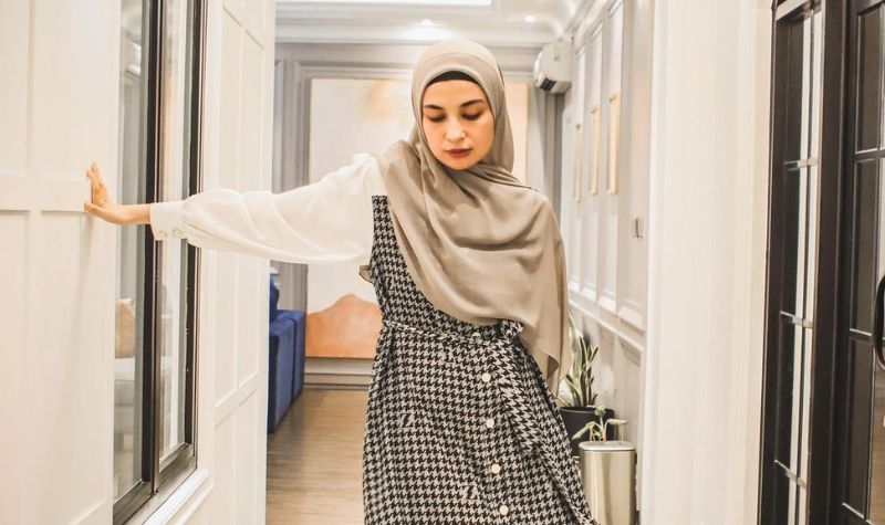 Shireen Sungkar Berkuda Pakai Abaya, Seperti Kesatria Muslimah
