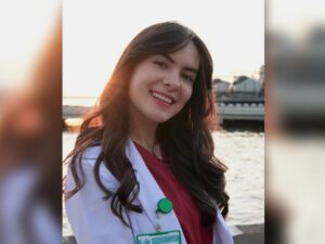 Cekricek.id - Beberapa waktu lalu di ketahui jika nama Steffi Zamora begitu ramai diperbincangkan, kini pamer pose cantik dengaan jas dokter