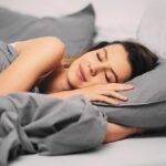 Cekriek.id, Kesehatan – Tidur lebih nyenyak adalah impian banyak orang terutama untuk mereka yang mengalami kendala insomnia. Banyak yang yang memengaruhi kualitas tidur, salah satunya adalah posisi yang salah hingga keesokan harinya tubuh menjadi pegal dan sulit berpikir jernih.