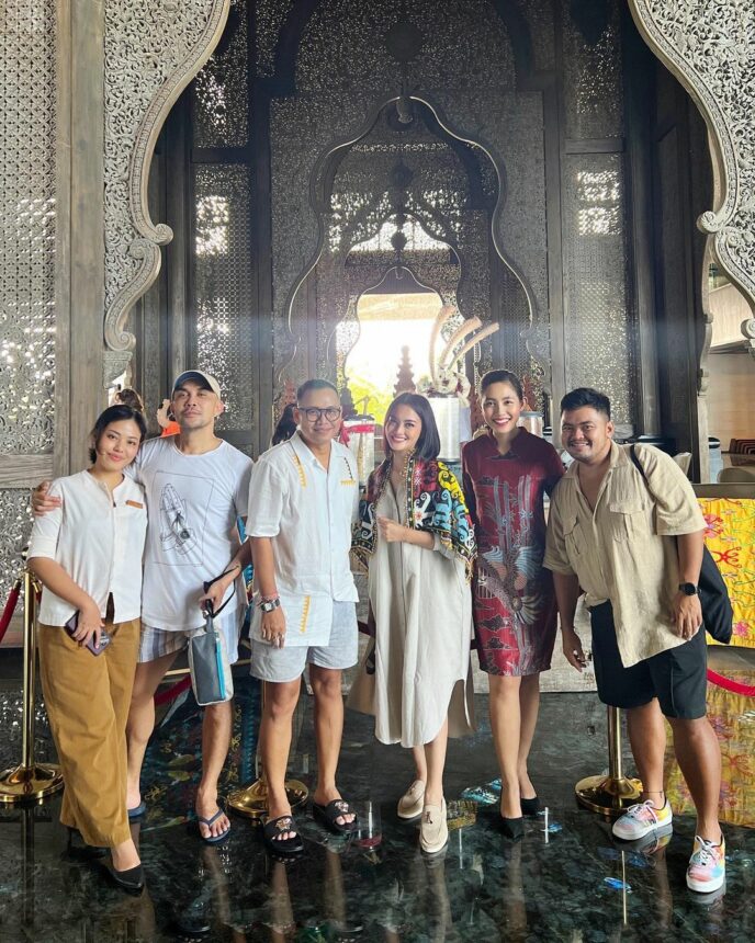 Kenakan Tenunan Kaltim, Ririn Ekawati Merasa Jadi gadis kembali