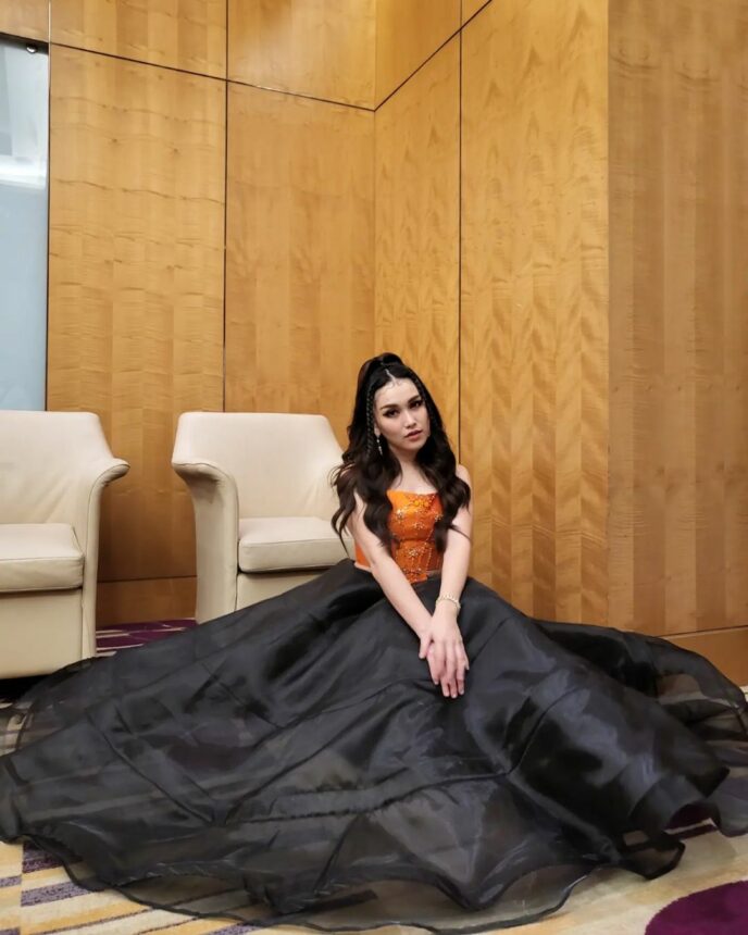 Mirip Boneka, Bodi Ayu Ting Ting Jadi Sorotan Saat Kenakan Rok Mengembang
