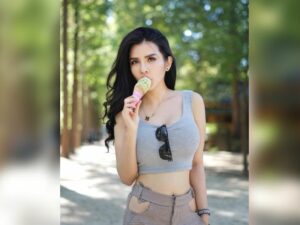 Cekricek.id - Model celana yang digunakan oleh Maria Vania justru banyak membuat netizen jadi tidak fokus ketika menetapnya