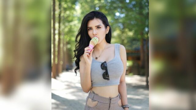 Cekricek.id -  Model celana yang digunakan oleh Maria Vania justru banyak membuat netizen jadi tidak fokus ketika menetapnya