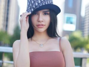 Cekricek.id - Netizen rupanya sempat menolak ketika diajak oleh Maria Vania untuk saling bertatapan. Netizen takut jatuh cinta padanya