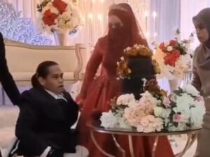 Seorang wanita cantik bercadar rela dinikahi oleh seorang pria yang fisiknya tidak sempurna, netize prediksi pria tersebut berasal dari orang kaya.