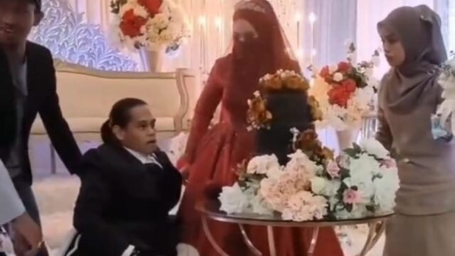 Seorang wanita cantik bercadar rela dinikahi oleh seorang pria yang fisiknya tidak sempurna, netize prediksi pria tersebut berasal dari orang kaya.