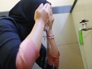 Berwudu merupakan syarat sah salat, lantas apakah boleh berwudu di toilet sedangkan toilet merupakan salah satu tempat kotor.