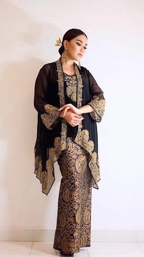 Ini Sederet Artis yang Ikut Rayakan Hari Batik Nasional dengan menggunakan batik