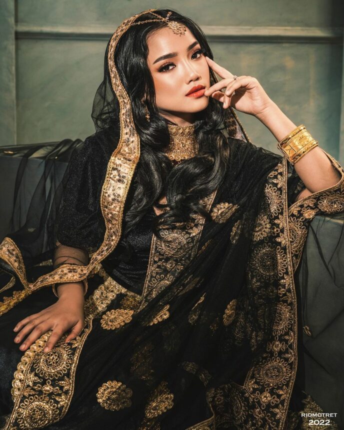 Sederet Potret Fuji dengan Busana Tradisional India, Nggak Ada yang Nggak Cocok