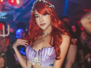 Artis cantik Anya Geraldine berhasil buat para pria panas dingin dengan potret seksi dan menggodanya di party halloween, Minggu (30/10/2022).