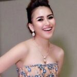Aksi Ayu Ting Ting yang goyang ngebor di atas panggung dengan pakaian yang transparan dan juga ketat curi perhatian warganet.