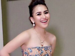 Aksi Ayu Ting Ting yang goyang ngebor di atas panggung dengan pakaian yang transparan dan juga ketat curi perhatian warganet.