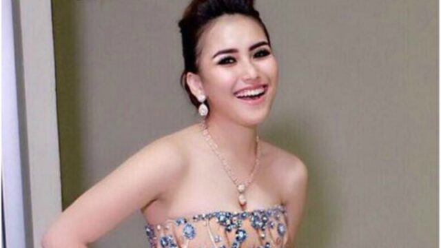 Aksi Ayu Ting Ting yang goyang ngebor di atas panggung dengan pakaian yang transparan dan juga ketat curi perhatian warganet.