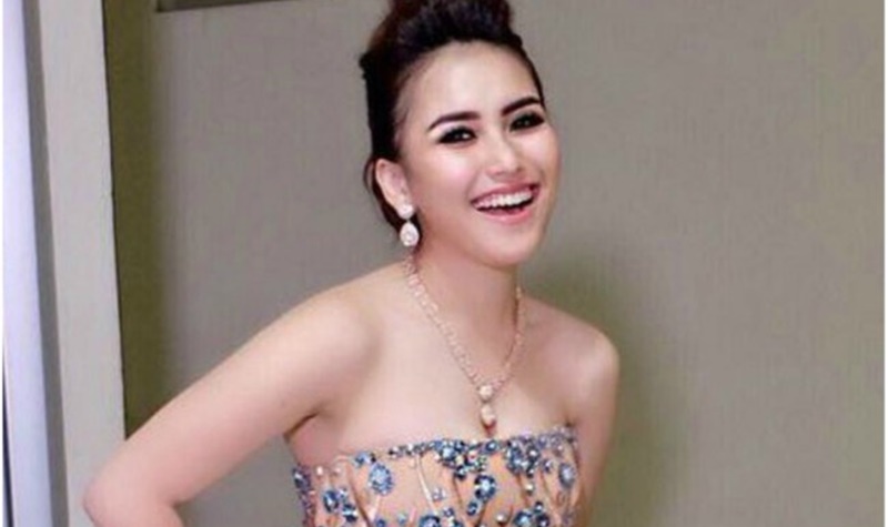 Aksi Ayu Ting Ting yang goyang ngebor di atas panggung dengan pakaian yang transparan dan juga ketat curi perhatian warganet.