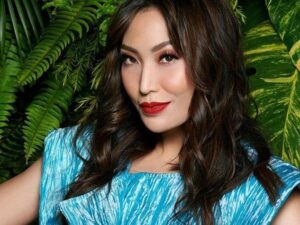 Ayu Dewi hebohkan jagat maya dengan aksinya yang tengah mengambil wudhu dengan air hujan, hal itu pun tuai pro dan kontra masyarakat.