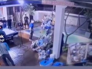 Beredar video Rizky Billar yang marah-marah ke Lesty Kejora hingga nekat melempar bola billiard ke arah Lesty dengan emosi tinggi.