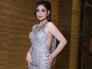 Celine Evangelista belum lama ini kembali berhasil membuat fansnya kagum dengan kecantikan paras ibu anak emak seperti barbie.