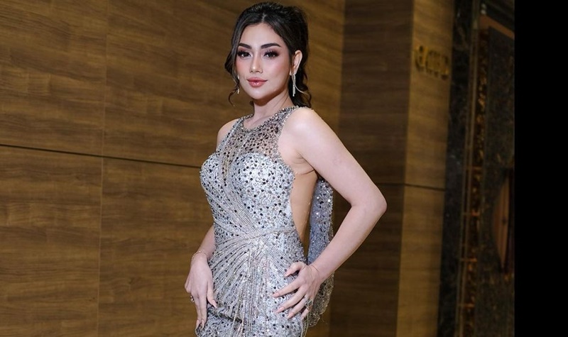 Celine Evangelista Lompat-lompat Main Engklek, Netizen Salfok Sama Kakinya: Putih Banget