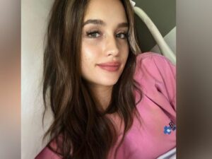 Cinta Laura belum lama ini mengunggah potretnya yang sedang sakit, kendati demikian, Cinta Laura masih bisa tersenyum untuk fansnya.