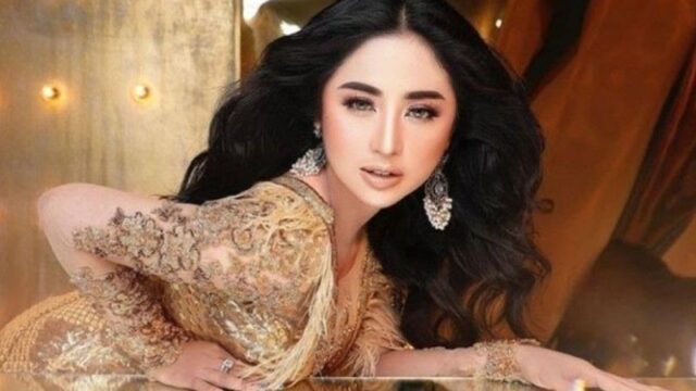 Dewi Perssik belum lama ini curi perhatian warganet usai tampil di sebuah panggung dengan outfit seksi dan goyangannya yang heboh.