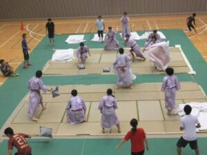 Kompetisi perang atau pertarungan bantal di Jepang jadi olahraga populer dan turnamen unik yang diadakan setiap tahun di Kota Ito.