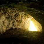 Para peneliti sejarah baru-baru ini menemukan alat-alat yang dipakai Neanderthal ini di Goa Tunel Wielki yang terletak di Maloposka, Polandia.