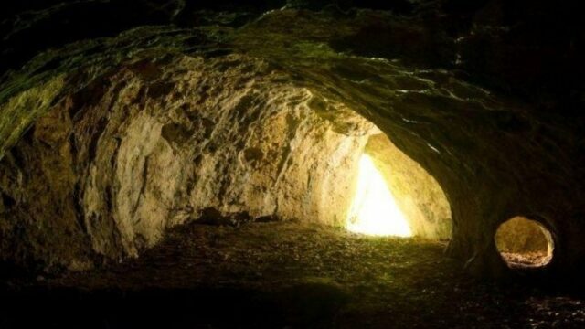 Para peneliti sejarah baru-baru ini menemukan alat-alat yang dipakai Neanderthal ini di Goa Tunel Wielki yang terletak di Maloposka, Polandia.