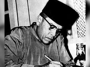 Abdul Malik Karim Amrullah atau HAMKA adalah seorang ulama besar, pendidik, politikus, sekaligus sastrawan. Ia dilahirkan pada 17 Februari 1909 di Kampung Molek, Maninjau, Sumatera Barat.