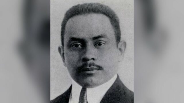 Abdul Moeis adalah seorang tokoh sastra dan tokoh pergerakan Indonesia.