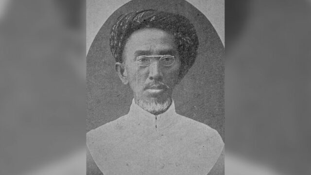 Ahmad Dahlan adalah tokoh pendiri organisasi Muhammadiyah. Ahmad Dahlan dilahirkan di Yogyakarta pada 1 Agustus 1868 dengan nama Muhammad Darwis.