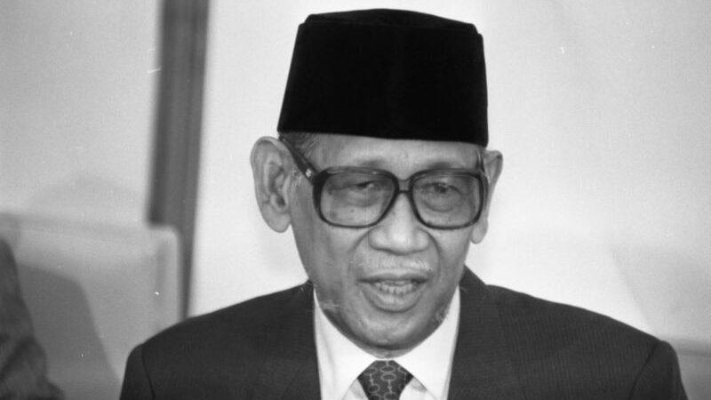 Burhanuddin Mohammad Diah adalah Tokoh pers, pejuang kemerdekaan, diplomat dan pengusaha yang lahir di Kutaraja (Banda Aceh) pada tanggal 7 April 1917.