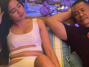 Hotman Paris hebohkan jagat maya dengan unggahan di laman Instagram pribadinya yang foto bareng cewek seksi di sebuah kolam renang.