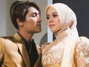 Sempat trauma karena menerima kekasaran sang suami, Lesty Kejora dan Rizky Billar dikabarkan kini sudah tinggal serumah lagi.