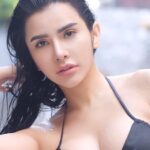 Maria Vania hebohkan jagat maya dengan unggahan foto seksinya yang mandi di kolam renang, ada tato di perutnya yang bergambarkan naga.