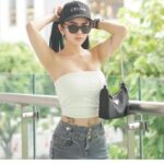 Maria Vania memasang sebuah tato bergambarkan naga di perutnya, namun gambar naga itu tidak jelas terlihat karena tertutup pakaiannya.