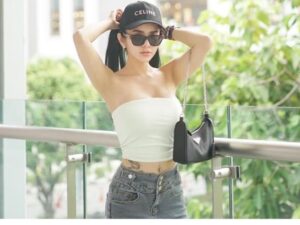 Maria Vania memasang sebuah tato bergambarkan naga di perutnya, namun gambar naga itu tidak jelas terlihat karena tertutup pakaiannya.