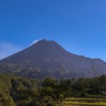 Masyarakat yang berada di sekitar kawasan gunung api di Indonesia diminta untuk selalu meningkatkan kewaspadaannya terhadap segala kemungkinan yang terjadi.