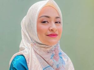 Nathalie Holscher melayangkan somasi terbuka pada mantan asistsen rumah tangganya (ART) yang benama Tri Murwati karena merasa difitnah.