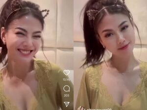 Nita Gunawan mengunggah sebuah video baru di laman Instagram pribadinya @nitagunawan09 dengan memperlihatkan belahan dadanya.