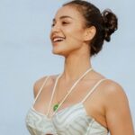 Nora Alexandra mengunggah foto seksinya yang berada di tepi pantai, tubuhnya yang terlihat lebih kurusan dari bisanya jadi sorotan netizen.