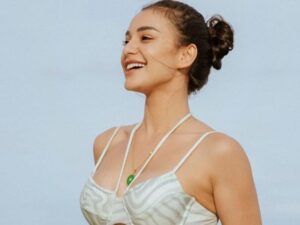 Nora Alexandra mengunggah foto seksinya yang berada di tepi pantai, tubuhnya yang terlihat lebih kurusan dari bisanya jadi sorotan netizen.