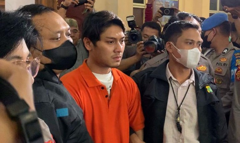 Rizky Billar resmi ditahan hari ini, Kamis (13/10/2022), wajahnya juga sudah diperlihatkan ke awak media saat memakai baju tahanan.