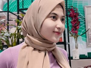 Salma Salsha, seorang wanita cantik berhijab yang sempat menjadi asisten pribadi Hotman Paris belum lama ini mengunggah foto pakai baju ketat.