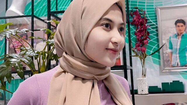 Salma Salsha, seorang wanita cantik berhijab yang sempat menjadi asisten pribadi Hotman Paris belum lama ini mengunggah foto pakai baju ketat.