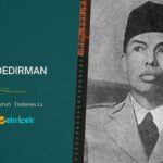 Soedirman adalah mantan guru sekolah dan komandan batalyon Pembela Tanah Air (Peta) yang diangkat menjadi panglima tentara di Yogyakarta pada 12 November 1945. Sudirman menekankan nilai-nilai kesatriaan dan semangat nasional di atas hierarki dan organsasi formal dalam mengalahkan Belanda.