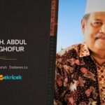 K.H. Abdul Ghofur adalah pendiri Pondok Pesantren Sunan Drajat. Masa kecil K.H. Abdul Ghofur dilalui dengan perjuangan. Beliau bukanlah termasuk dari keturunan keluarga kaya, tetapi kemauan dan kerja keras beliau untuk mendalami ilmu keagamaan.