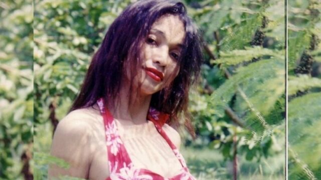 Cekricek.id - Sering ceplas-ceplos di setiap siaran langsung, Bunda Corla berhasil menuai banyak cinta dari netizen di Indonesia. Dia dikenal sangat aktif dan sering melalukan siaran dengan menggunakan bahasa Indonesia yang fasih meski tinggal lama di Jerman. Bukan hanya itu, dalam salah satu video yang beredar, wanita itu juga lancar berbahasa Minang.